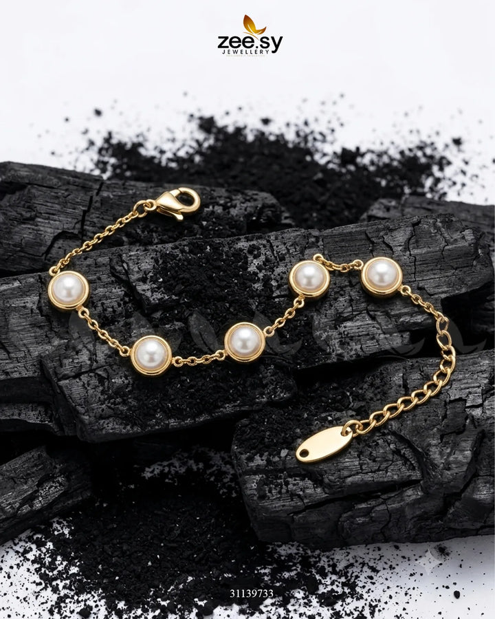 Daisy Minimalist Pearl Bracelet