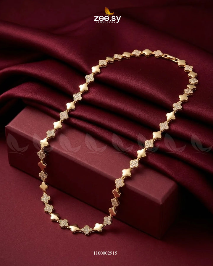 AJ03 Luxe paved clover link chain with intricate design, showcasing shiny pave detailing and elegant craftsmanship.