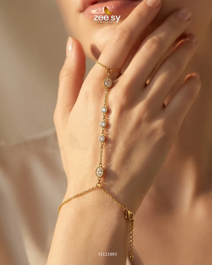 Signature Solitaire Finger Loop Bracelet Bracelet - Zeesy Jewellery Pakistan | Premium Artificial & Imitation Jewellery
