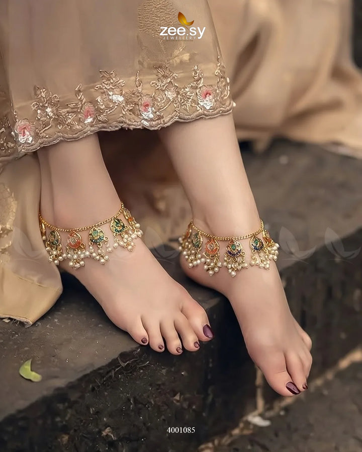 Vintage filigree pearl anklet set by SK01 featuring intricate design and elegant pearls for a stylish accessory.
