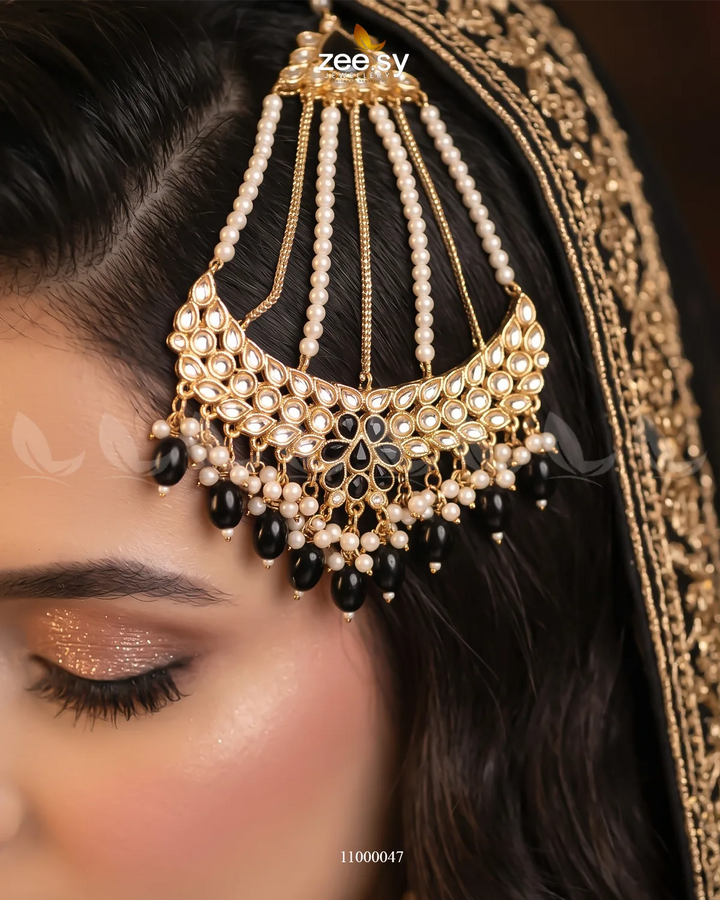 KFK11 Bridal-0153 bridal set displayed in a detailed jewelry arrangement