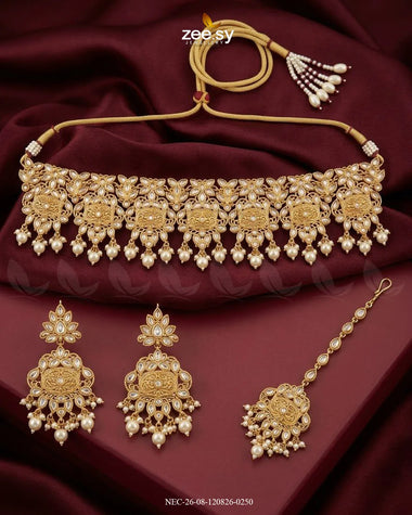 Chic Kundan Medallion Necklace Set