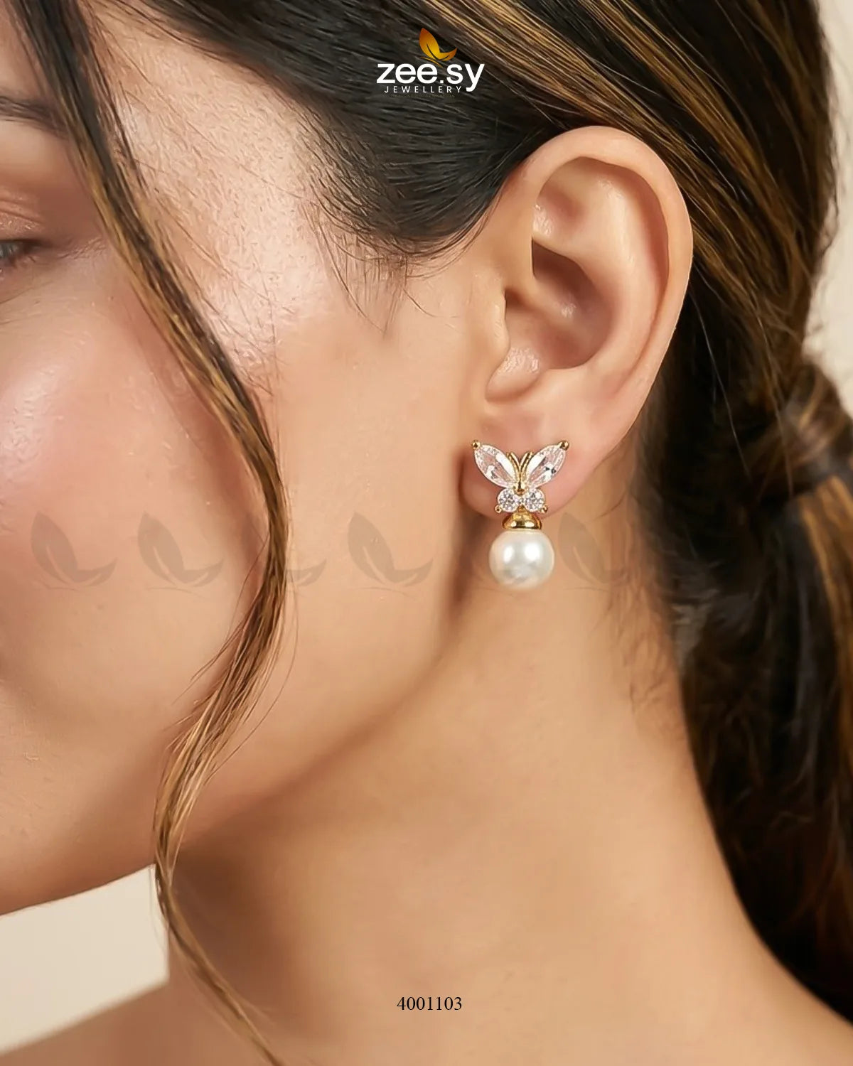 Elegant MH26 Classic Gilded Pearl Stud Earrings featuring lustrous pearls and gold-toned settings, perfect for sophisticated style.
