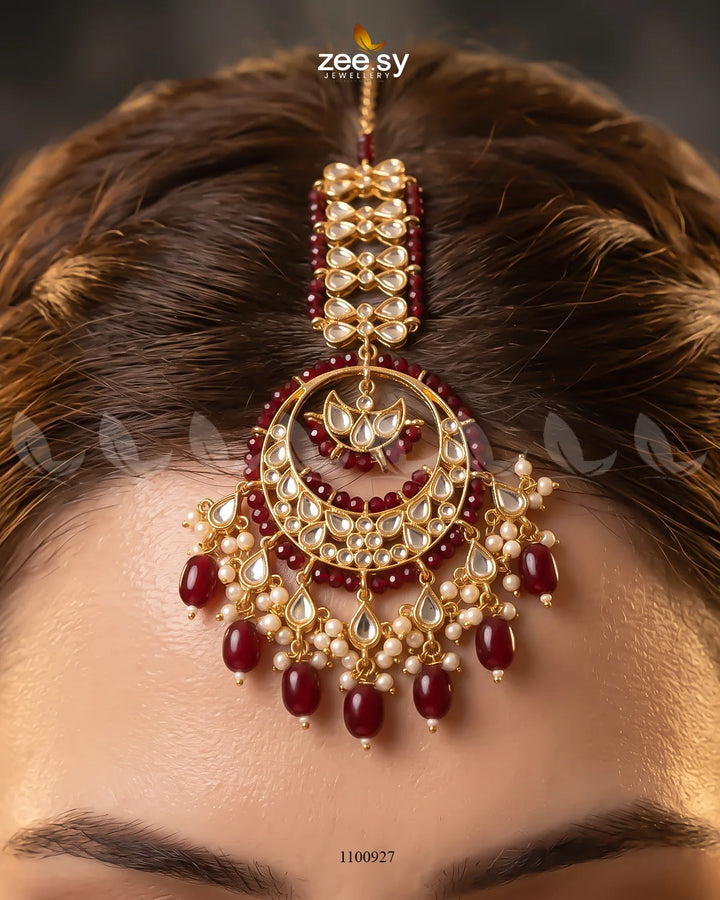 KW06 Farshi Bridal-0114 bridal set displayed in an elegant coordinated jewelry design