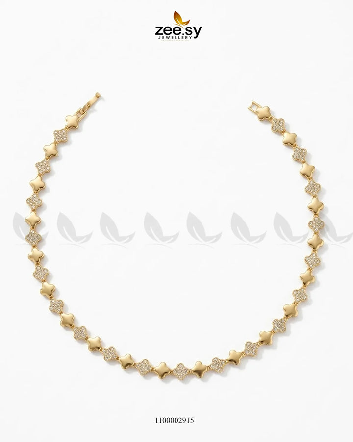 AJ03 Luxe paved clover link chain showcasing intricate paved details and a polished gold finish.