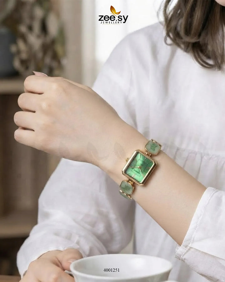 AJ03 Retro square dial watch with a classic design, featuring a square face and stylish accessories.