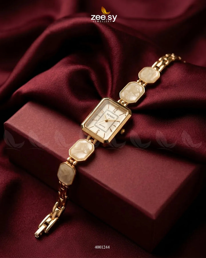 AJ03 Retro square dial watch with white face and metal band, vintage-inspired accessories for stylish timekeeping.