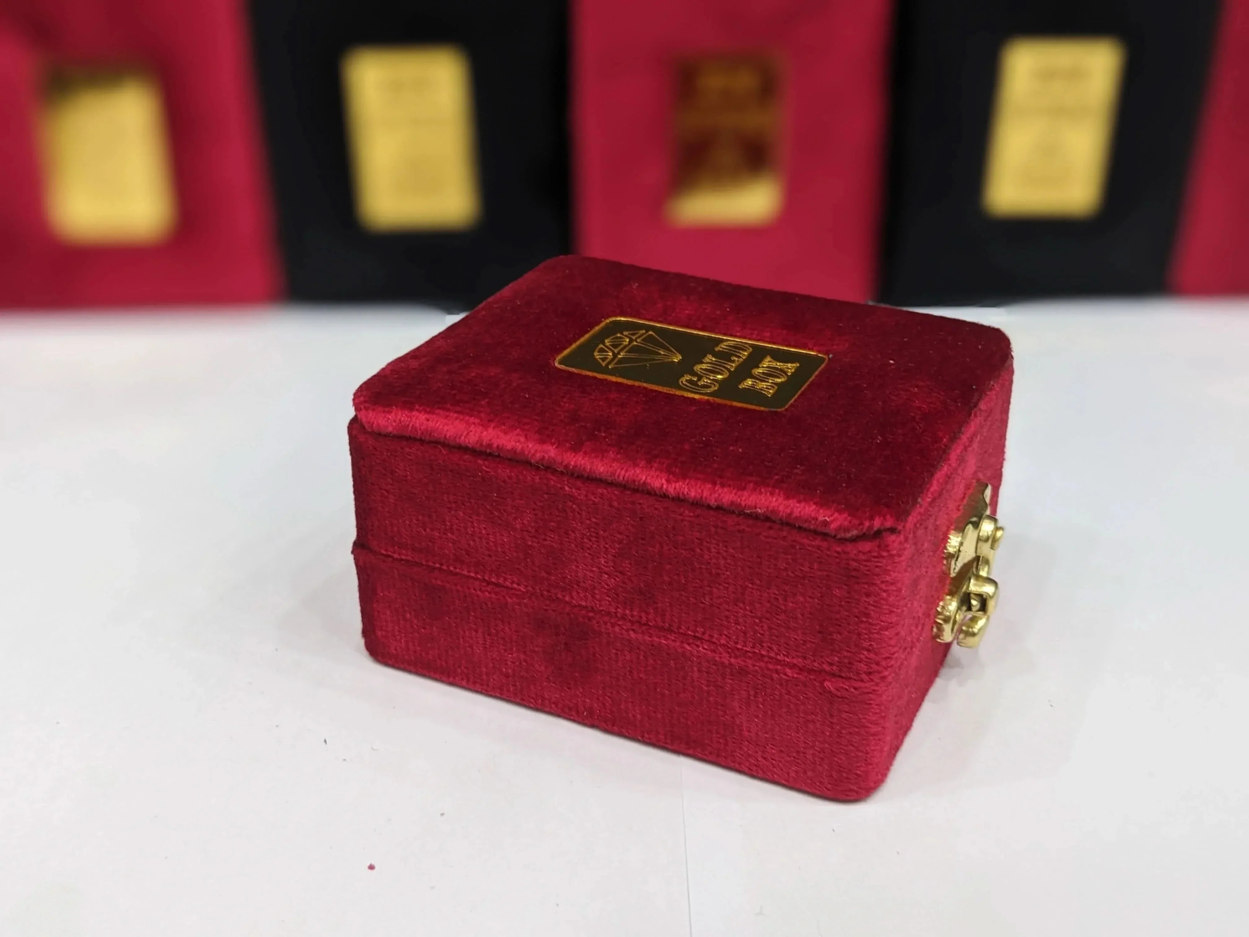 Premium Velvet Box - Zeesy.pk
