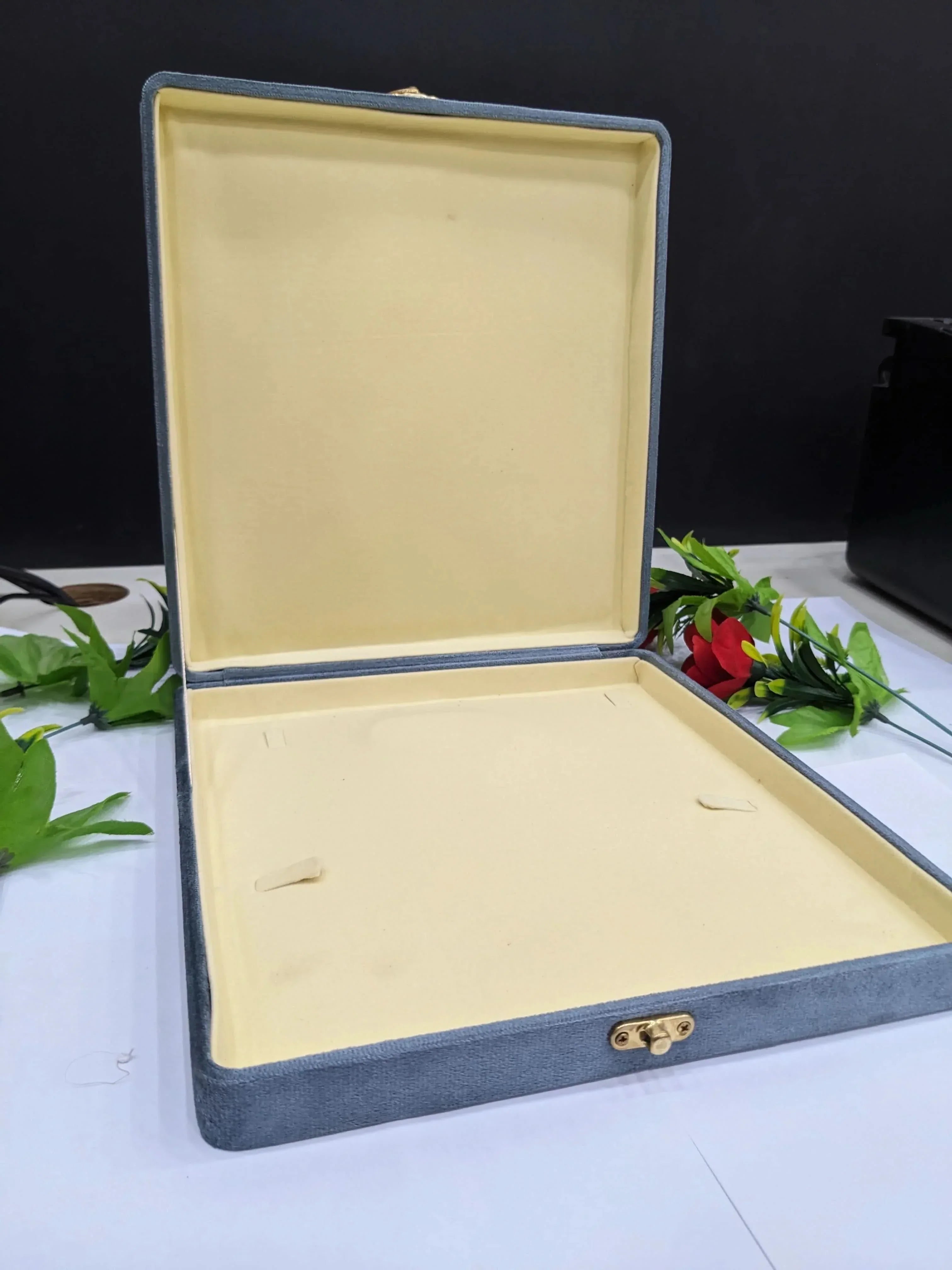 Premium Velvet Box - Zeesy.pk