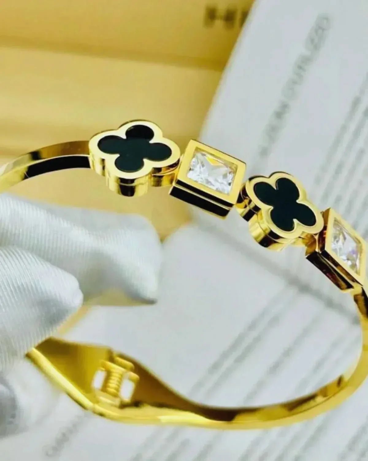 Aero Bracelet - Zeesy.pk