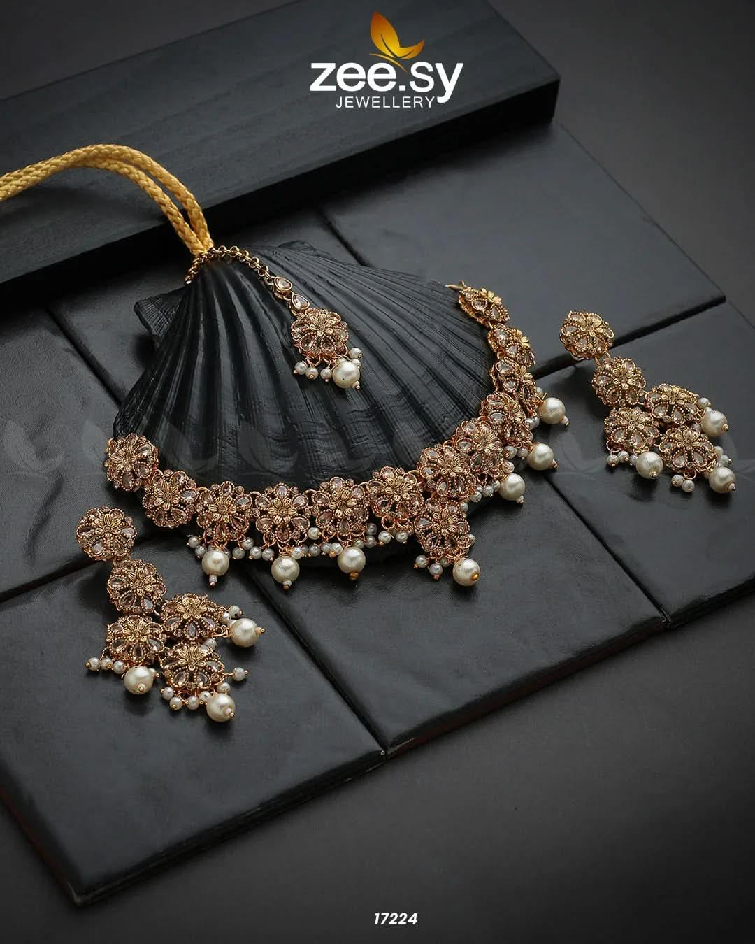 Magnolia Glimmer Necklace - Zeesy.pk